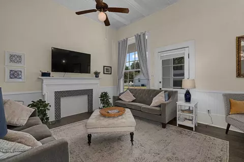 Living - 502 E Walker, Jefferson, TX 75657 photo 4 of 4