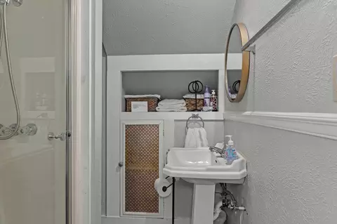 Bath - 502 E Walker, Jefferson, TX 75657 photo 1 of 3