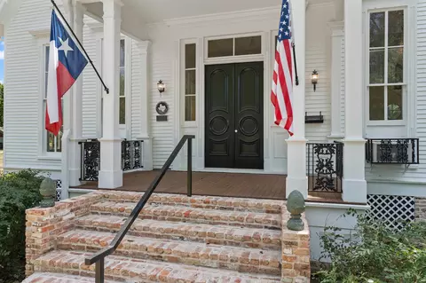 Exterior - 502 E Walker, Jefferson, TX 75657 photo 5 of 8