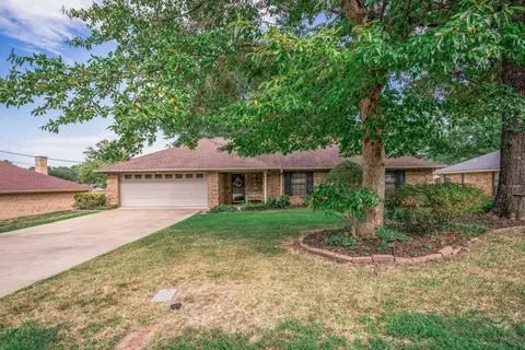 2904 Crossroads Dr, Longview, TX 75605