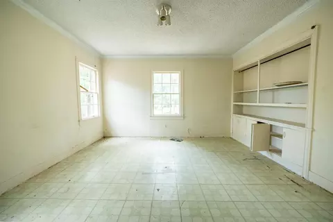 Living - 810 E Melton St, Longview, TX 75602 photo 9 of 10