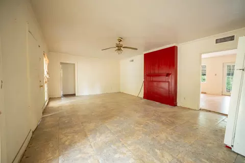 Living - 810 E Melton St, Longview, TX 75602 photo 2 of 10