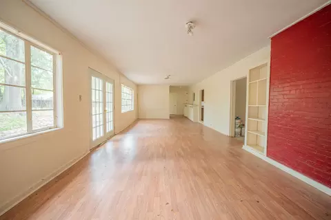 Living - 810 E Melton St, Longview, TX 75602 photo 5 of 10