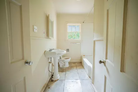Bath - 810 E Melton St, Longview, TX 75602 photo 1 of 3