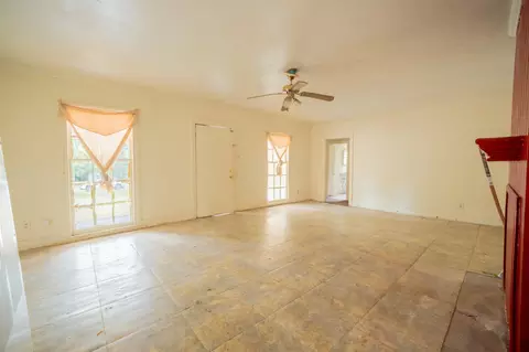Living - 810 E Melton St, Longview, TX 75602 photo 4 of 10