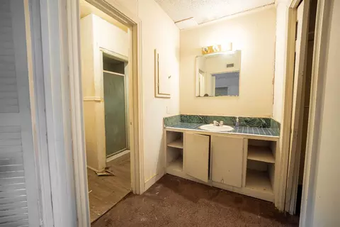 Bath - 810 E Melton St, Longview, TX 75602 photo 2 of 3