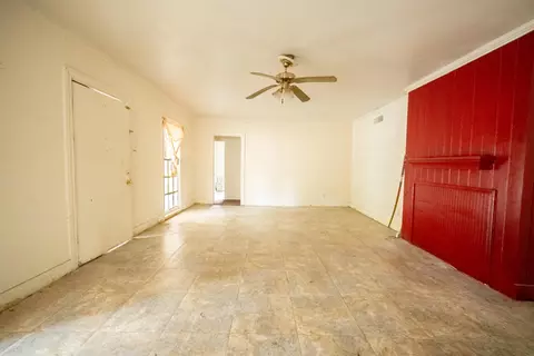 Living - 810 E Melton St, Longview, TX 75602 photo 3 of 10