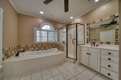 Bath - 3 Daisy Ct, Longview, TX 75604 photo 2 of 6