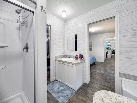 Bath - 116 E Ave G, Hooks, TX 75561 photo 2 of 4