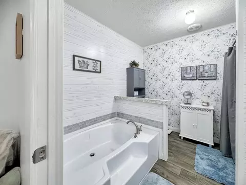 Bath - 116 E Ave G, Hooks, TX 75561 photo 1 of 4