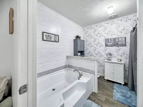 Bath - 116 E Ave G, Hooks, TX 75561 photo 1 of 5
