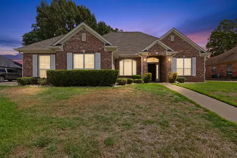 3302 St Andrews Dr, Longview, TX 75605