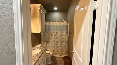 Bath - 206 E Rowe, Longview, TX 75605 photo 1 of 2