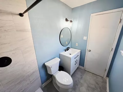 Bath - 1707 Preston Dr, Longview, TX 75604 photo 4 of 7