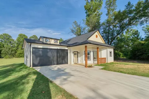 Exterior - 814 Premier Rd, Longview, TX 75604 photo 5 of 6