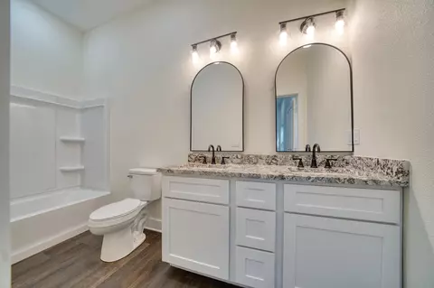 Bath - 814 Premier Rd, Longview, TX 75604 photo 4 of 6