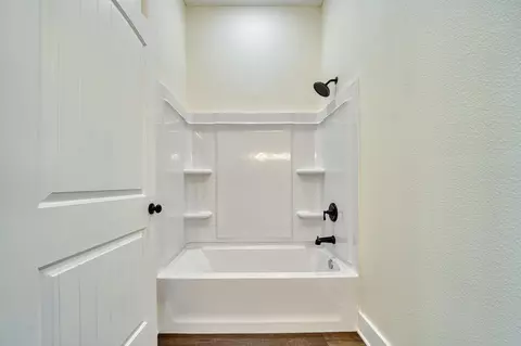 Bath - 814 Premier Rd, Longview, TX 75604 photo 2 of 6
