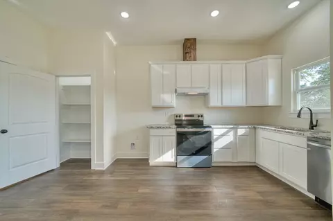 Kitchen - 814 Premier Rd, Longview, TX 75604 photo 4 of 5