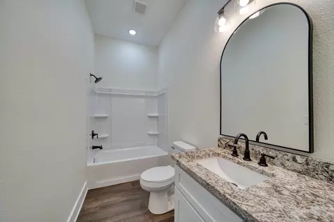 Bath - 814 Premier Rd, Longview, TX 75604 photo 5 of 6