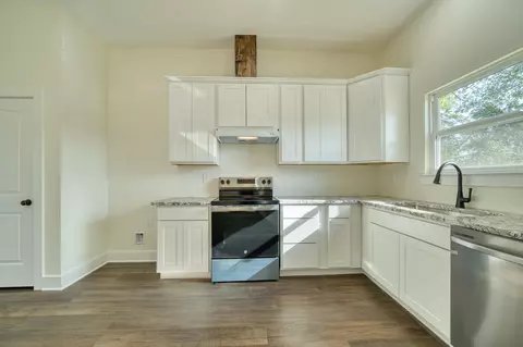 Kitchen - 814 Premier Rd, Longview, TX 75604 photo 3 of 5