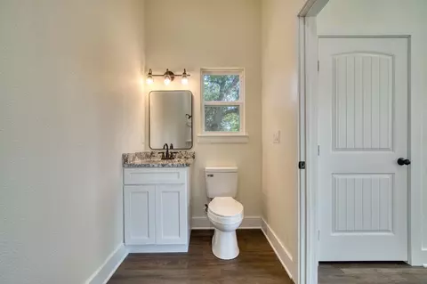 Bath - 814 Premier Rd, Longview, TX 75604 photo 3 of 6