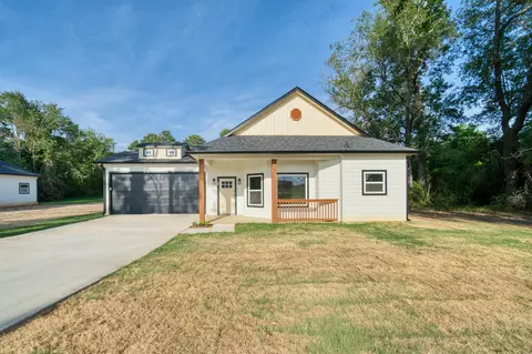 Exterior - 814 Premier Rd, Longview, TX 75604 photo 4 of 6