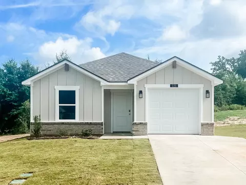 225 Spokane St, Gladewater, TX 75647