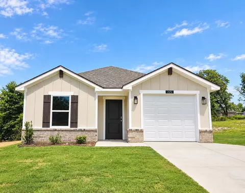 225 Spokane St, Gladewater, TX 75647