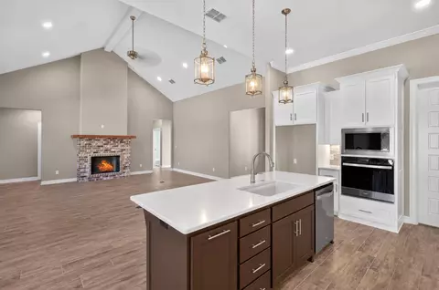 Kitchen - 2103 Nueces Trl, Longview, TX 75604 photo 3 of 5