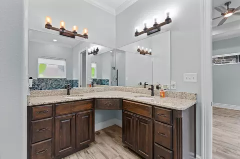Bath - 281 S Tracy Dr, Longview, TX 75603 photo 2 of 5