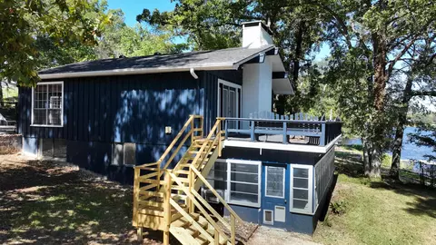 1610 W Lake Dr, Gladewater, TX 75647