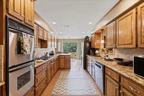 Kitchen - 1899 Hunter Rd, Longview, TX 75605 photo 4 of 4