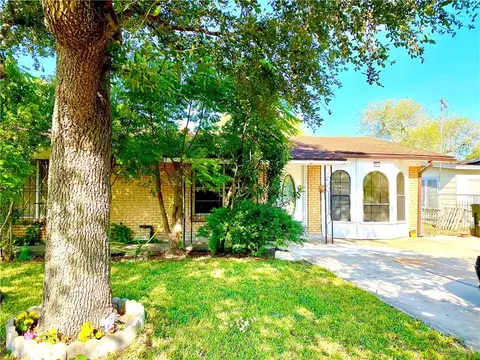 1712 Odilia St, Alice, TX 78332