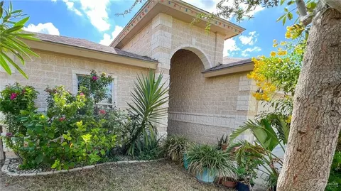834 N 7th St, Alamo, TX 78516
