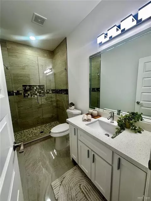 Bath - 403 S 12th St, Alamo, TX 78516 photo 3 of 3