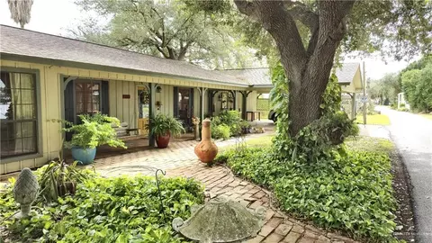 8410 Lago Vista Dr, Edcouch, TX 78538