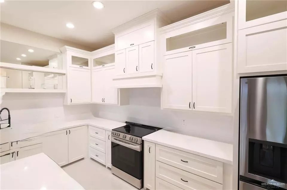 Kitchen - 2320 N Gaytan Ave N, Edinburg, TX 78542 photo 3 of 8