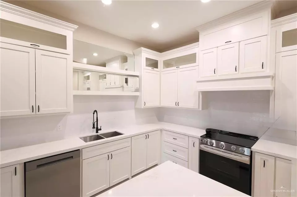 Kitchen - 2320 N Gaytan Ave N, Edinburg, TX 78542 photo 6 of 8