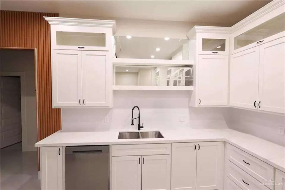 Kitchen - 2320 N Gaytan Ave N, Edinburg, TX 78542 photo 5 of 8