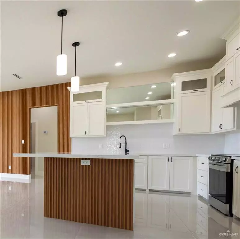 Kitchen - 2320 N Gaytan Ave N, Edinburg, TX 78542 photo 7 of 8