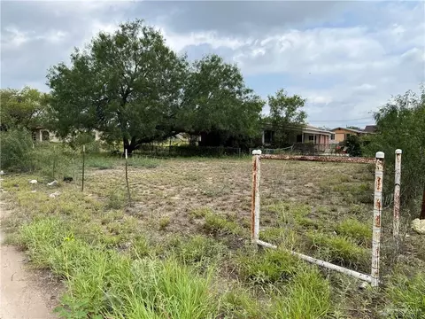 100 N Mariposa Dr, Rio Grande City, TX 78582