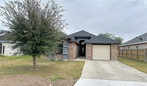 818 N 7th St, Alamo, TX 78516