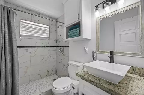 Bath - 924 W Garner St, Edinburg, TX 78541 photo 1 of 1