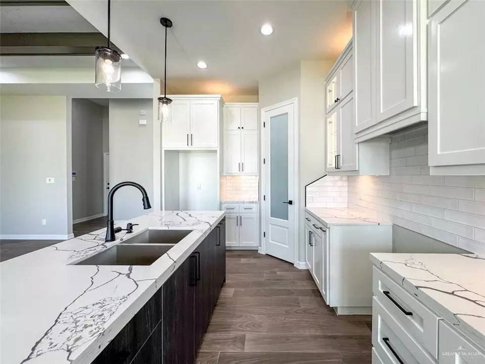 Kitchen - 3807 Crimson St, Mission, TX 78574 photo 6 of 7