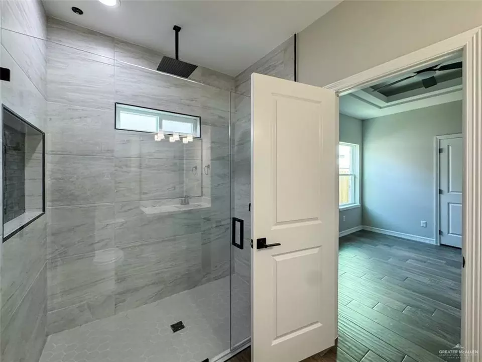 Bath - 3807 Crimson St, Mission, TX 78574 photo 5 of 8