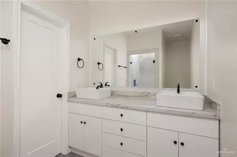 Bath - 2800 Stablewood, Mission, TX 78572 photo 2 of 4