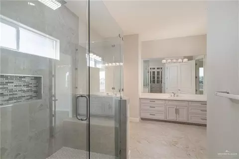 Bath - 1574 Lion Lake Dr, Progreso Lakes, TX 78596 photo 2 of 4