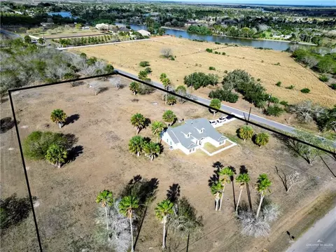 100 N Valencia Dr, Bayview, TX 78566