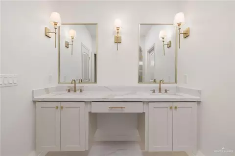 Bath - 2808 E Sabinal Ave, Hidalgo, TX 78557 photo 2 of 3