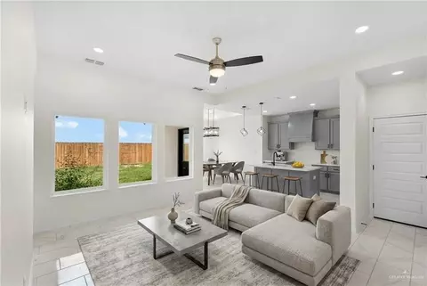 Living - 329 N Leon, Elsa, TX 78543 photo 2 of 3